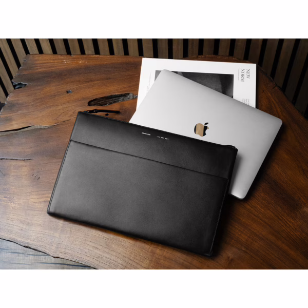 GRAMS(28) รุ่น 114 Leather Folio - ซองใส่ MacBook Air 13" (M2/M3) / MacBook Pro 13" (M1/M2) - สี Nappa Black