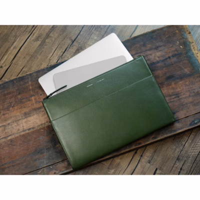 GRAMS(28) รุ่น 114 Leather Folio - ซองใส่ MacBook Air 13" (M2/M3) / MacBook Pro 13" (M1/M2) - สี Nappa Olive