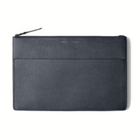 GRAMS(28) รุ่น 114 Leather Folio - ซองใส่ MacBook Air 13" (M2/M3) / MacBook Pro 13" (M1/M2) - สี Pebbled Navy Blue