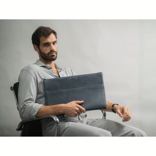 GRAMS(28) รุ่น 114 Leather Folio - ซองใส่ MacBook Air 13" (M2/M3) / MacBook Pro 13" (M1/M2) - สี Pebbled Navy Blue - Image 3
