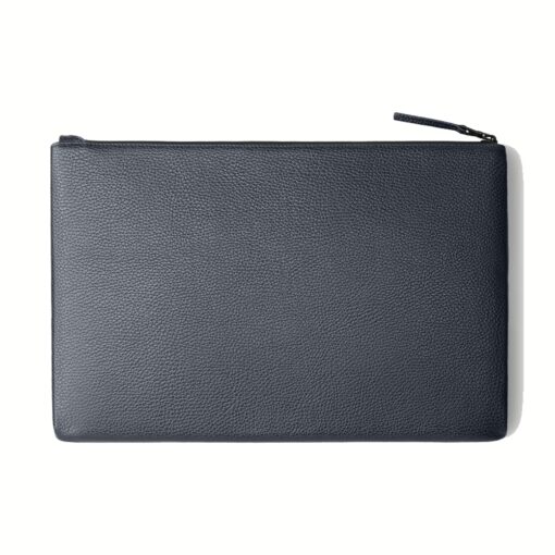 GRAMS(28) รุ่น 114 Leather Folio - ซองใส่ MacBook Air 13" (M2/M3) / MacBook Pro 13" (M1/M2) - สี Pebbled Navy Blue - Image 5