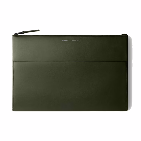 GRAMS(28) รุ่น 118 Leather Folio - ซองใส่ MacBook Air 15” / MacBook Pro 15" / MacBook Pro 16” - สี Nappa Olive