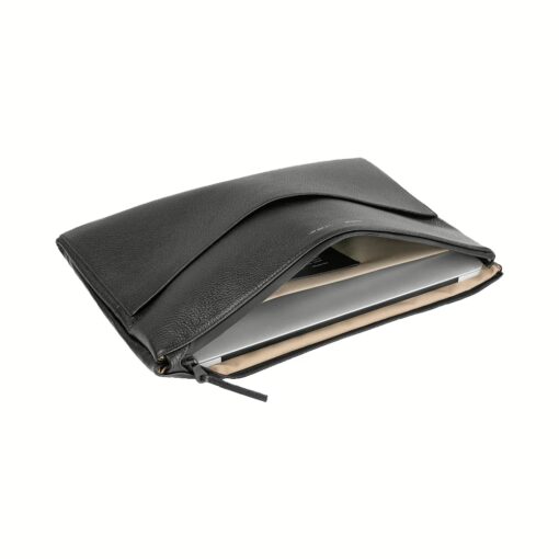 GRAMS(28) รุ่น 118 Leather Folio - ซองใส่ MacBook Air 15” / MacBook Pro 15" / MacBook Pro 16” - สี Pebbled Black - Image 4