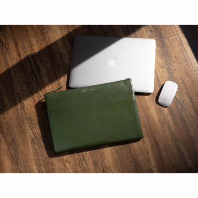 GRAMS(28) รุ่น 120 Leather Folio - ซองใส่ Macbook Pro 14" - สี Nappa Olive