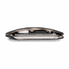 GRAMS(28) รุ่น 120 Leather Folio - ซองใส่ Macbook Pro 14" - สี Pebbled Black