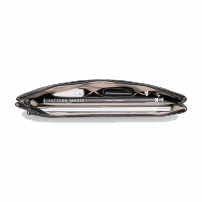 GRAMS(28) รุ่น 120 Leather Folio - ซองใส่ Macbook Pro 14" - สี Pebbled Black
