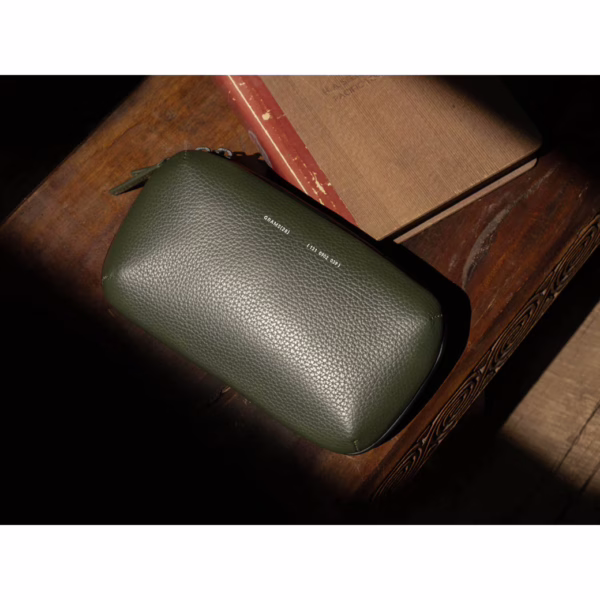 GRAMS(28) รุ่น 131 Essential Pouch - กระเป๋าอเนกประสงค์ - สี Pebbled Dark Green