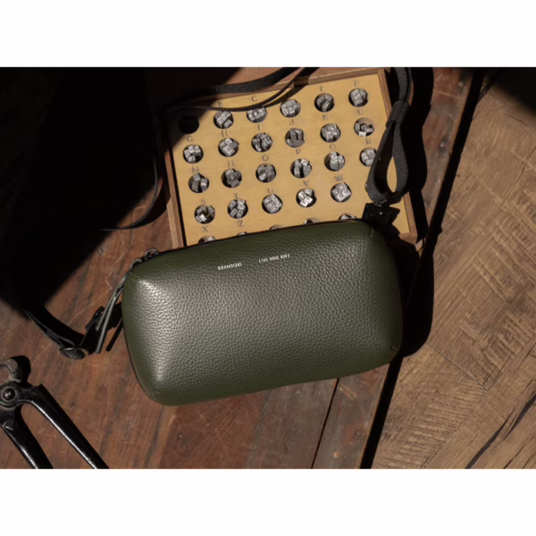 GRAMS(28) รุ่น 131 Essential Pouch - กระเป๋าอเนกประสงค์ - สี Pebbled Dark Green