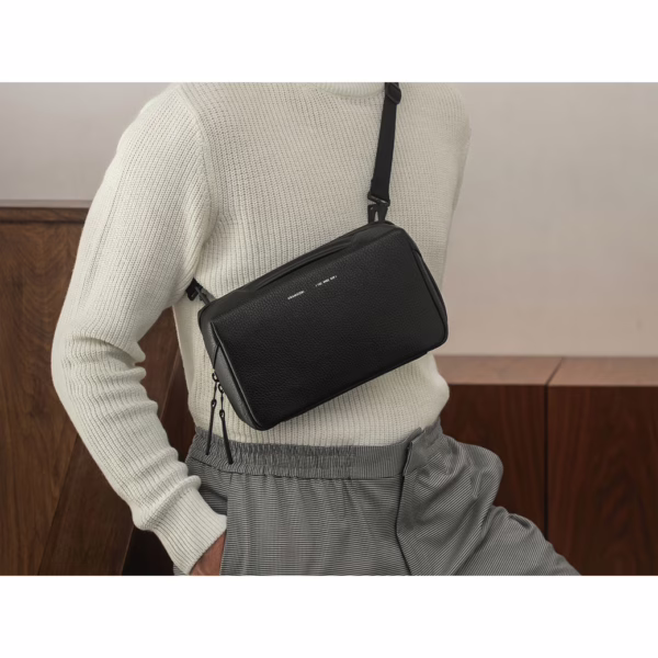 GRAMS(28) รุ่น 132 Essential Case Pro - กระเป๋าอเนกประสงค์ - สี Pebbled Black