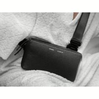 GRAMS(28) รุ่น 157 Essential Sling (Pebbled Leather) - กระเป๋า - สี Black