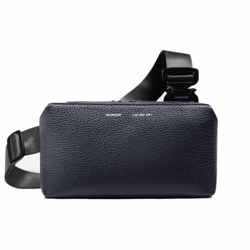 GRAMS(28) รุ่น Essential Sling (Pebbled Leather) - กระเป๋า - สี Navy Blue