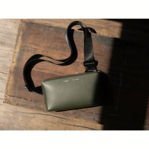 GRAMS(28) รุ่น 157 Essential Sling (Pebbled Leather) - กระเป๋า - สี Dark Green