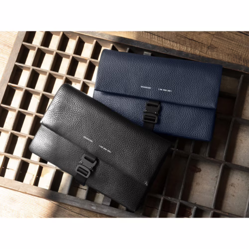 GRAMS(28) รุ่น Travel Wallet Sling - กระเป่าอเนกประสงค์ - สี Pebbled Black