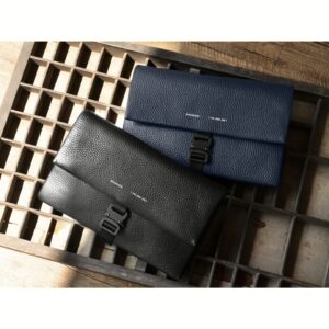 GRAMS(28) รุ่น Travel Wallet Sling - กระเป่าอเนกประสงค์ - สี Pebbled Black