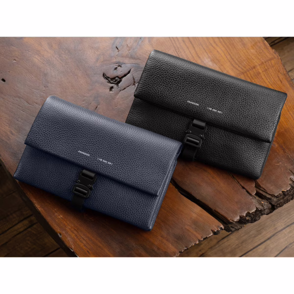 GRAMS(28) รุ่น Travel Wallet Sling - กระเป่าอเนกประสงค์ - สี Pebbled Black