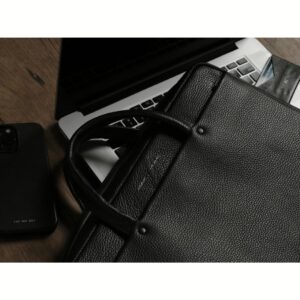 GRAMS(28) รุ่น 159 Folio Pro (Pebbled Leather) - กระเป่าใส่ Laptop 16" - สี Black