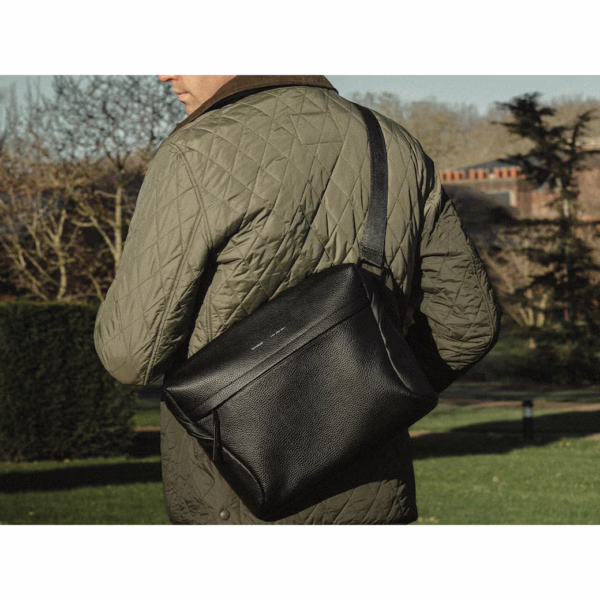 GRAMS(28) รุ่น 171 Laptop Sling (Pebbled Leather) - กระเป๋าใส่ MacBook 14" - สี Black