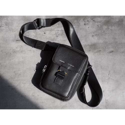 GRAMS(28) รุ่น 173 Vertical Sling (Pebbled Leather) - กระเป่า - สี Black
