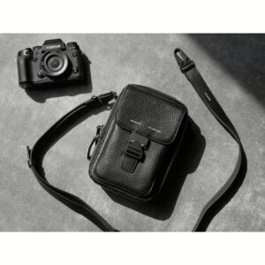 GRAMS(28) รุ่น 173 Vertical Sling (Pebbled Leather) - กระเป่า - สี Black