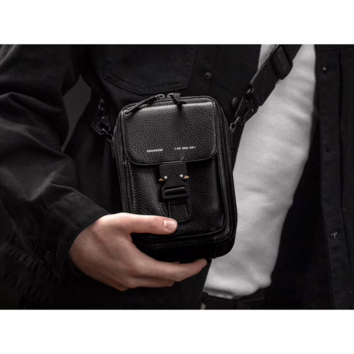 GRAMS(28) รุ่น 173 Vertical Sling (Pebbled Leather) - กระเป่า - สี Black