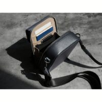 GRAMS(28) รุ่น 173 Vertical Sling (Pebbled Leather) - กระเป่า - สี Navy Blue