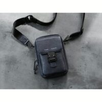 GRAMS(28) รุ่น 173 Vertical Sling (Pebbled Leather) - กระเป่า - สี Navy Blue