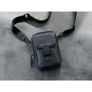 GRAMS(28) รุ่น 173 Vertical Sling (Pebbled Leather) - กระเป่า - สี Navy Blue