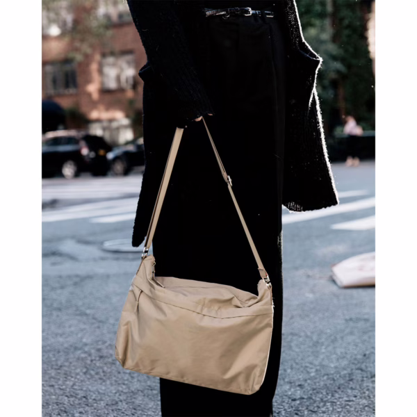 Airinum รุ่น Messenger Bag - กระเป๋าใส่ Laptop 14" - สี Sand Beige