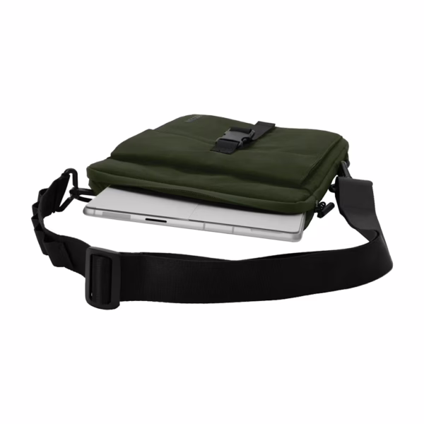Incase รุ่น Transfer Sleeve - กระเป๋าโน๊ตบุ๊ค Macbook Air 13" (M2-M3) / Macbook Pro 13" (M1-M2) - สี Highland Green