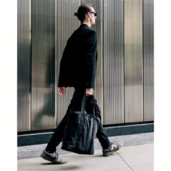 Airinum รุ่น Tote Bag Pro 25L - กระเป๋าใส่ Laptop 16" - สี Storm Black