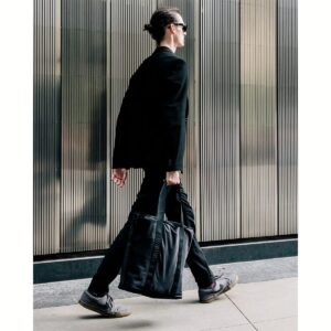 Airinum รุ่น Tote Bag Pro 25L - กระเป๋าใส่ Laptop 16" - สี Storm Black