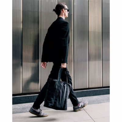 Airinum รุ่น Tote Bag Pro 25L - กระเป๋าใส่ Laptop 16" - สี Storm Black