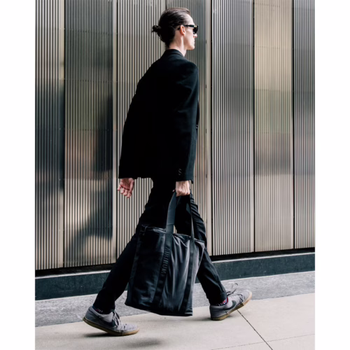 Airinum รุ่น Tote Bag Pro 25L - กระเป๋าใส่ Laptop 16" - สี Storm Black