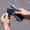 ohsnap! รุ่น Snap Grip Wallet - ที่เก็บบัตรติดหลังมือถือ - สี Obsidian Black