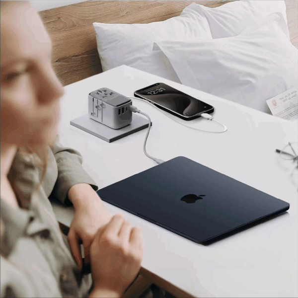 Momax หัวชาร์จ+หัวแปลงปลั๊กไฟ รุ่น 1-World+ Flow 4-Port 35W พร้อมสาย USB-C ในตัว - สี White