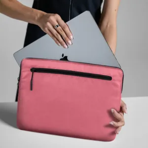 Incase รุ่น Compact Sleeve in Flight Nylon Thunderbolt (USB-C) - ซองใส่แล็ปท็อป MacBook Pro 15"/ MacBook Pro 16" (M1-M4, 2016-2024) - สี Burnt Coral