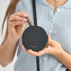 Custype รุ่น Leather Case with Stand & Round Pouch - เคส iPhone 17 Pro - สี Black