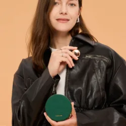 Custype รุ่น Leather Case with Stand & Round Pouch - เคส iPhone 17 Pro Max - สี Green