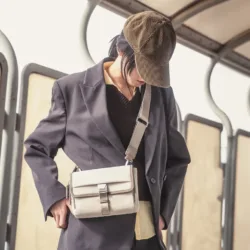 GRAMS(28) รุ่น 702 Urban Pack - กระเป๋าสะพายข้าง - สี Off-White 16 GRAMS(28) รุ่น 702 Urban Pack - กระเป๋าสะพายข้าง - สี Off-White