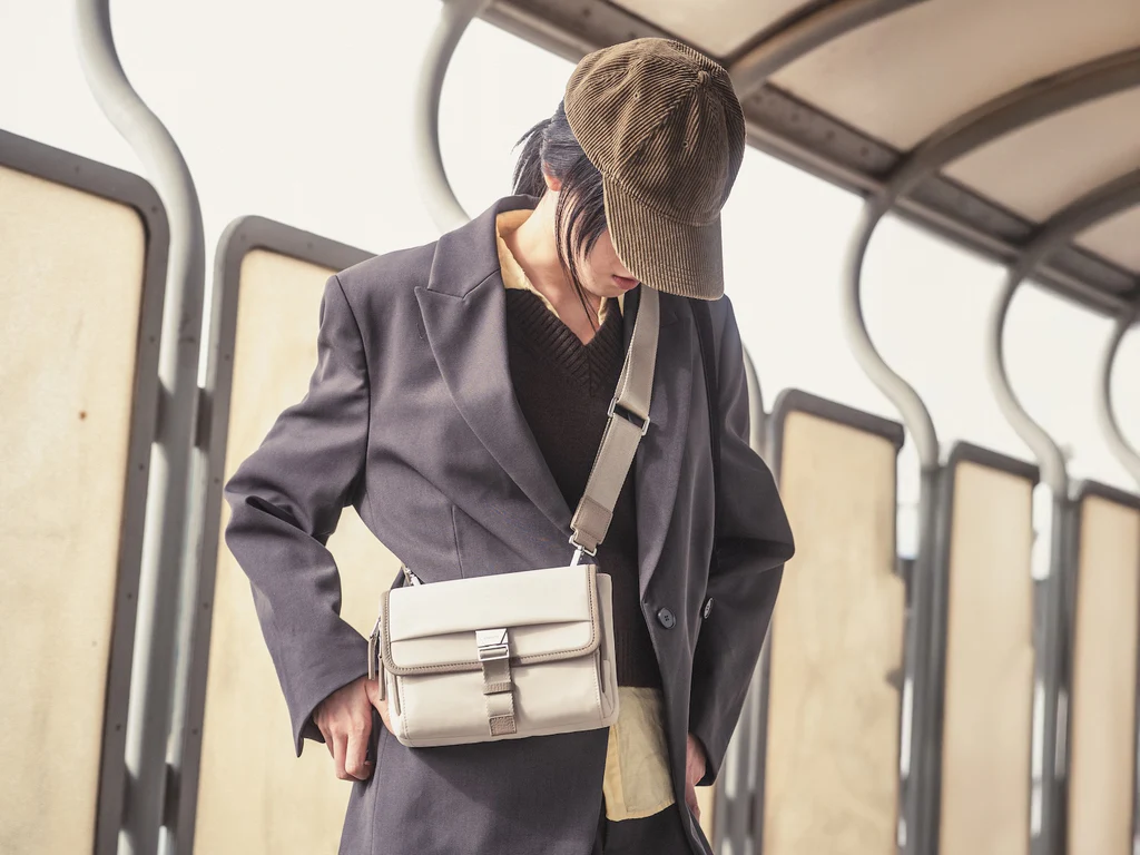 GRAMS(28) รุ่น 702 Urban Pack - กระเป๋าสะพายข้าง - สี Off-White 5 GRAMS(28) รุ่น 702 Urban Pack - กระเป๋าสะพายข้าง - สี Off-White - Image 5