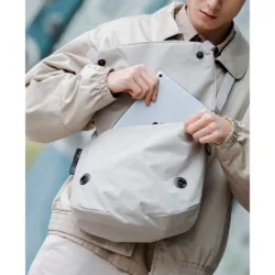 Bitplay รุ่น Essential Messenger Bag 6.5L - กระเป๋าสะพายข้าง - สี Grey