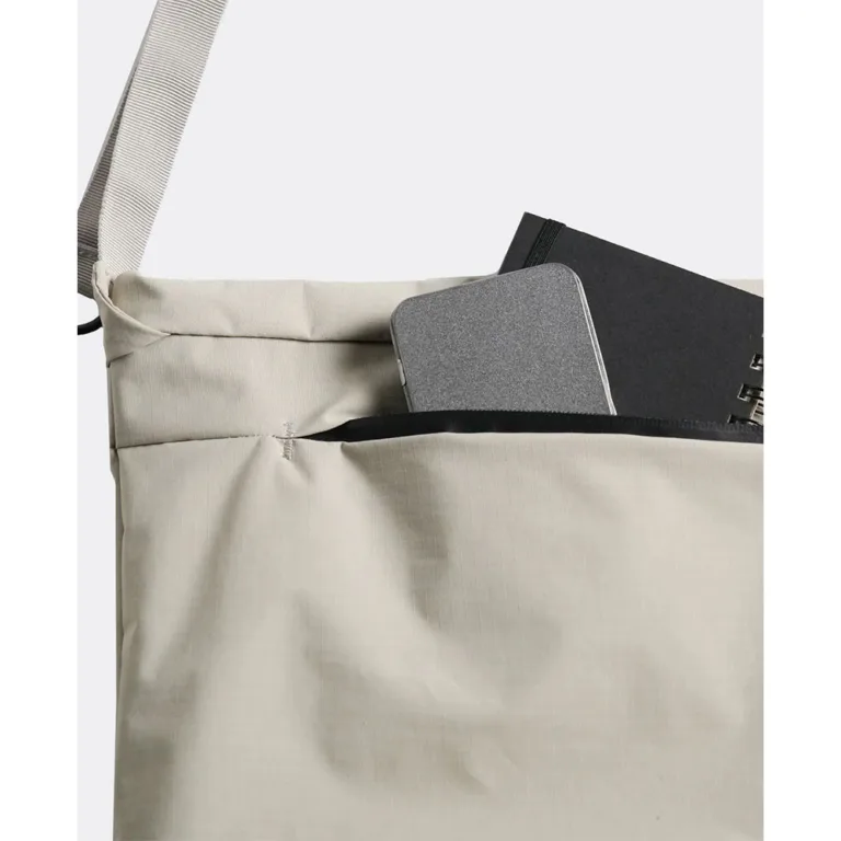 Bitplay รุ่น Essential Messenger Bag 6.5L - กระเป๋าสะพายข้าง - สี Black 25 Bitplay รุ่น Essential Messenger Bag 6.5L - กระเป๋าสะพายข้าง - สี Black