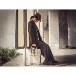 GRAMS(28) รุ่น 704 Urban Folio Bag - กระเป๋าถือ - สี Off-White