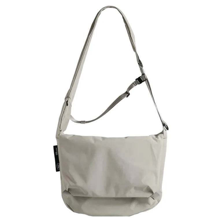 Bitplay รุ่น Essential Messenger Bag 6.5L - กระเป๋าสะพายข้าง - สี Grey