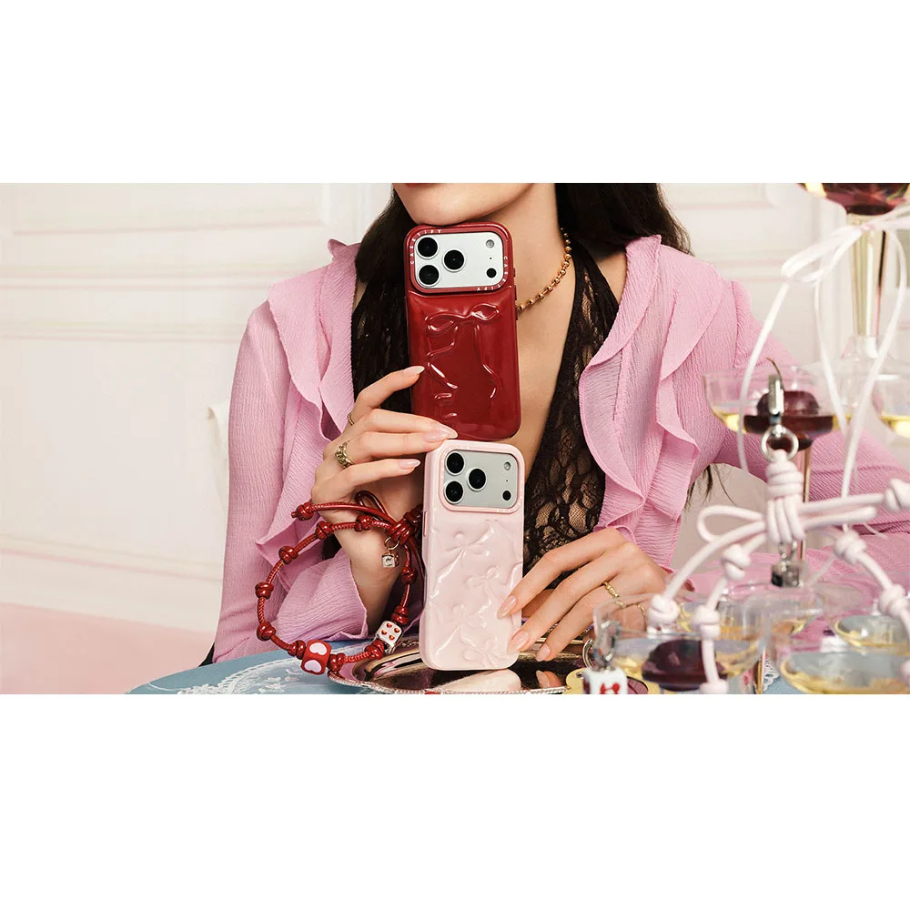 Casetify รุ่น Bow Charm Wristlet - สายคล้องข้อมือ - สี Ruby Red 5 Casetify รุ่น Bow Charm Wristlet - สายคล้องข้อมือ - สี Ruby Red - Image 5