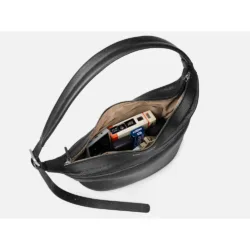 GRAMS(28) รุ่น 192 Essential Half Moon Bag - กระเป๋าสะพายข้าง - สี Black Pebbled