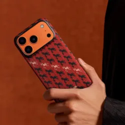 Pitaka รุ่น Happiness Rides In Edge Case (PitaTap™) - เคส iPhone 17 Pro - สี Maroon 13 Pitaka รุ่น Happiness Rides In Edge Case (PitaTap™) - เคส iPhone 17 Pro - สี Maroon