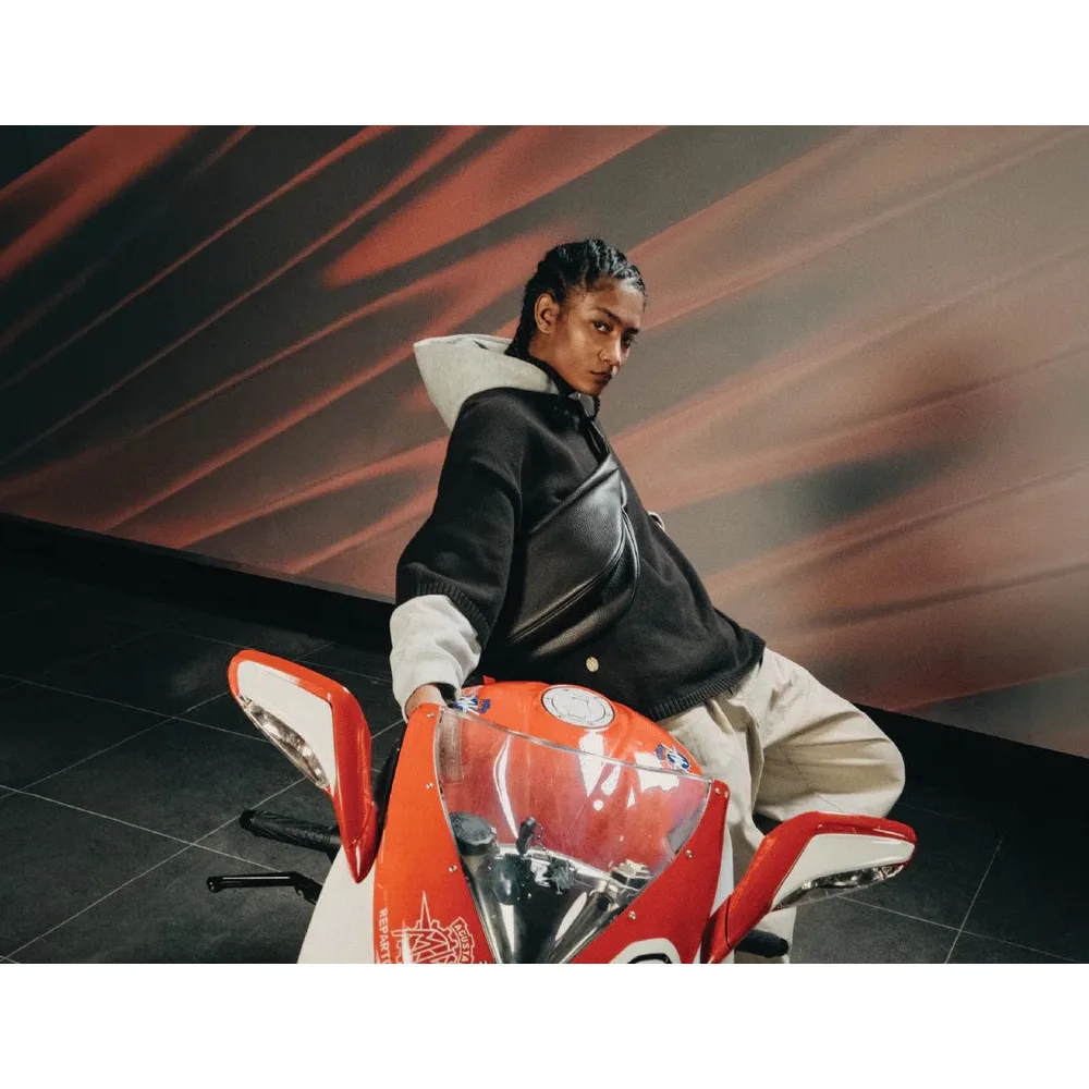 GRAMS(28) X MV Agusta รุ่น 192 Essential Half Moon Bag - กระเป๋าสะพายข้าง - สี Dark Brown Pebbled 9 GRAMS(28) X MV Agusta รุ่น 192 Essential Half Moon Bag - กระเป๋าสะพายข้าง - สี Dark Brown Pebbled - Image 9
