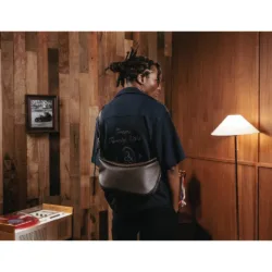 GRAMS(28) X MV Agusta รุ่น 192 Essential Half Moon Bag - กระเป๋าสะพายข้าง - สี Dark Brown Pebbled 16 GRAMS(28) X MV Agusta รุ่น 192 Essential Half Moon Bag - กระเป๋าสะพายข้าง - สี Dark Brown Pebbled