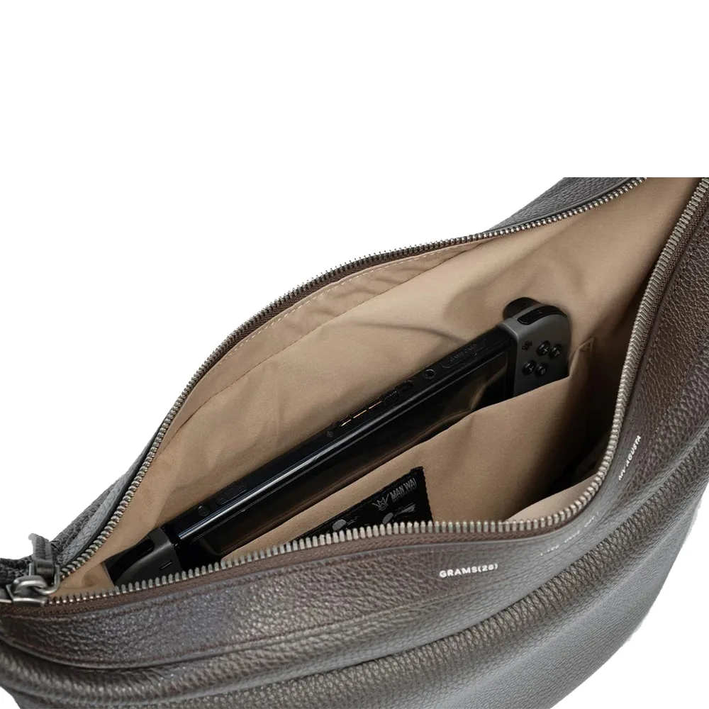 GRAMS(28) X MV Agusta รุ่น 192 Essential Half Moon Bag - กระเป๋าสะพายข้าง - สี Dark Brown Pebbled 4 GRAMS(28) X MV Agusta รุ่น 192 Essential Half Moon Bag - กระเป๋าสะพายข้าง - สี Dark Brown Pebbled - Image 4